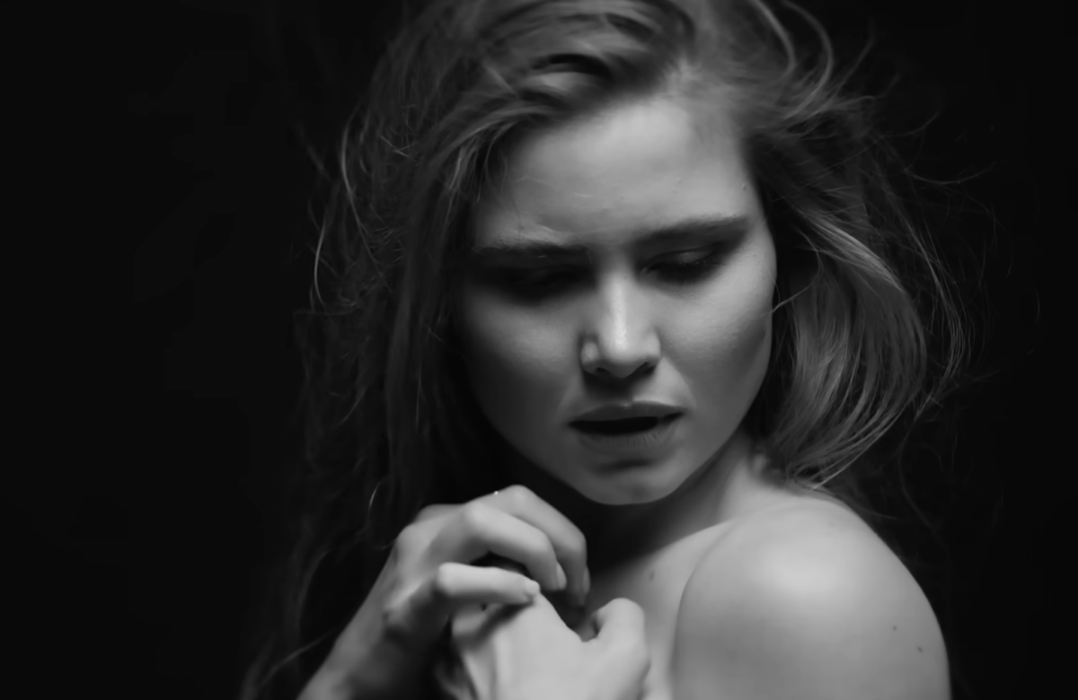 Claire Delic rinde homenaje a los grandes autores Latinoamericanos con su nuevo álbum "12 Plagios"